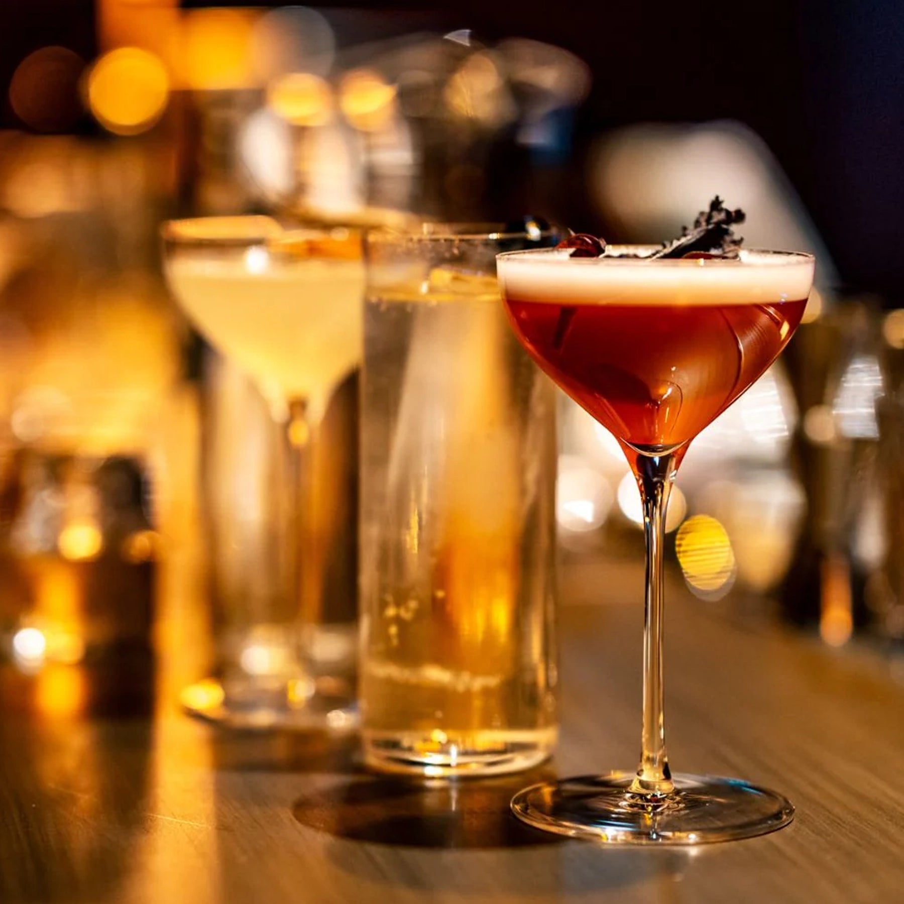 Juego de Copas Kyoto Bar de Stölzle Lausitz destacando su ligereza y paredes finas.