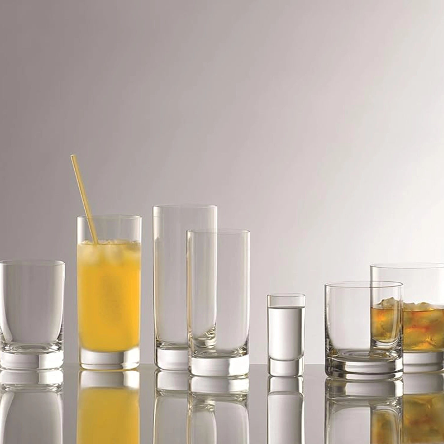 Juego de Vasos New York Bar Stölzle Lausitz (DOF y Highball) en una barra elegante.