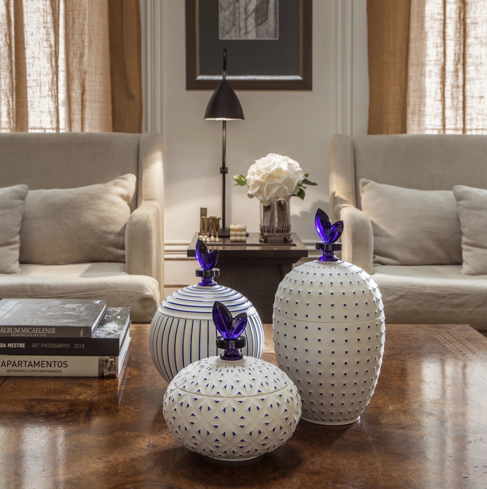 Cajas de Porcelana talladas a mano en porcelana portuguesa, reflejando la luz.