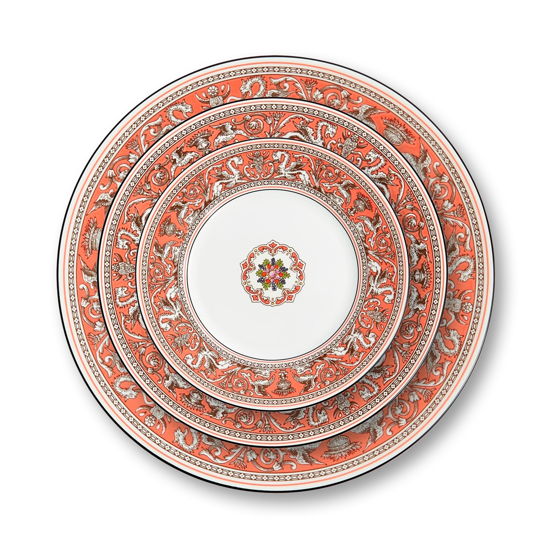 Platos de porcelana de la colección Florentine Salmon de Wedgwood, con el diseño de un grifo y el borde de color salmón y dorado.