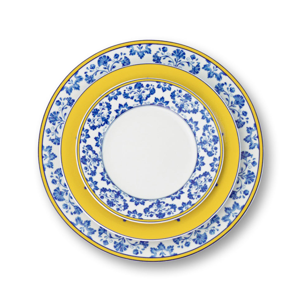 La vajilla completa de la colección Castelo Branco de Vista Alegre sobre un fondo blanco.