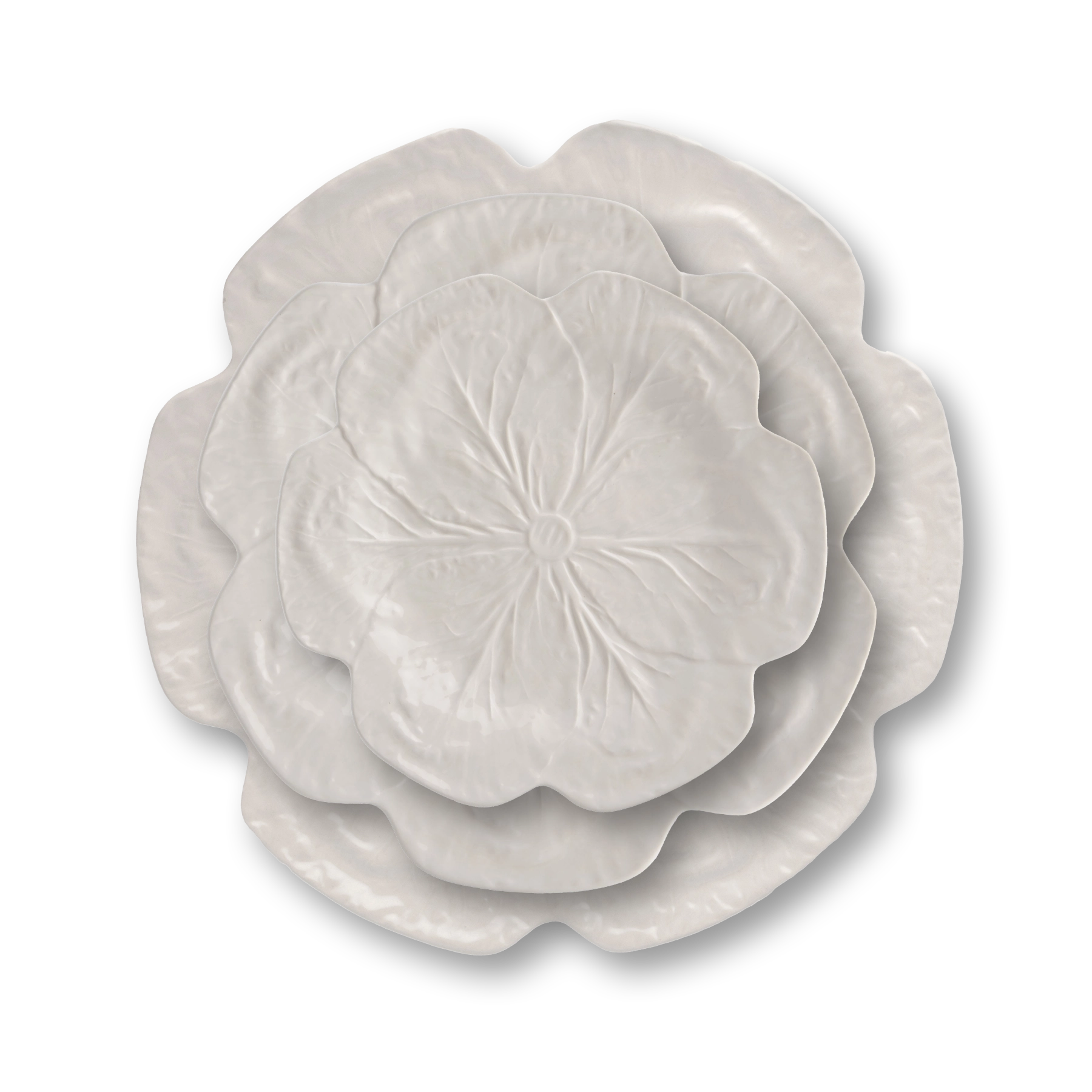 Platos de la Vajilla Couvé White de Bordallo Pinheiro apilados, destacando la textura de hoja del gres blanco.