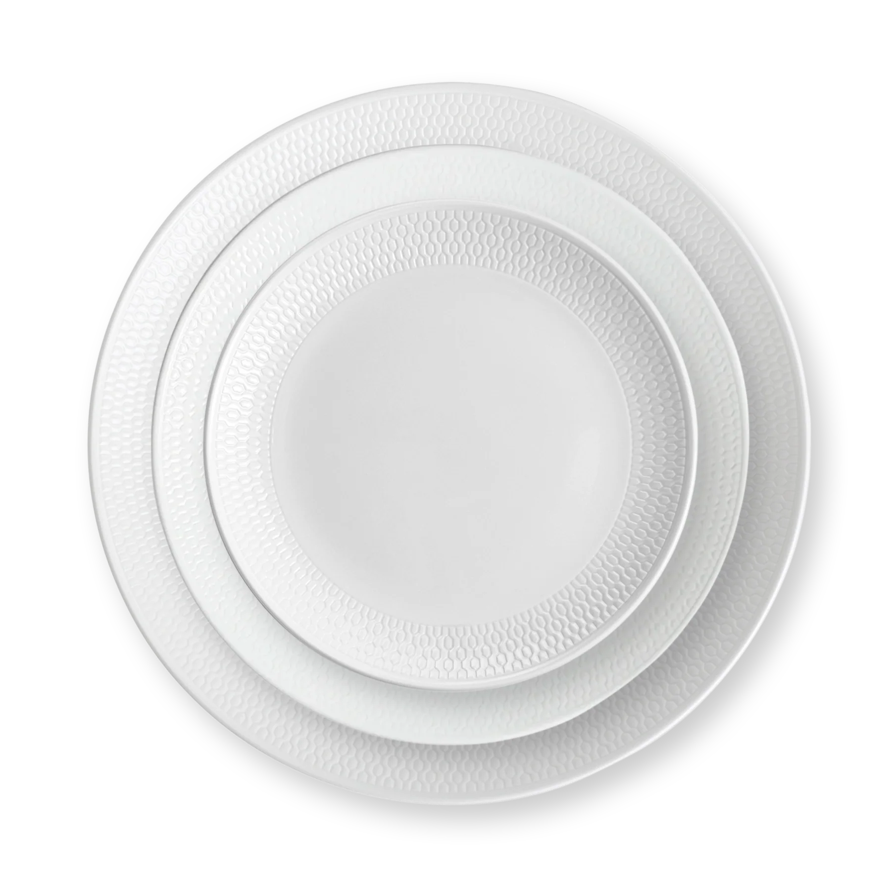 Platos de porcelana de la colección Gio de Wedgwood, mostrando el diseño de panal en relieve.