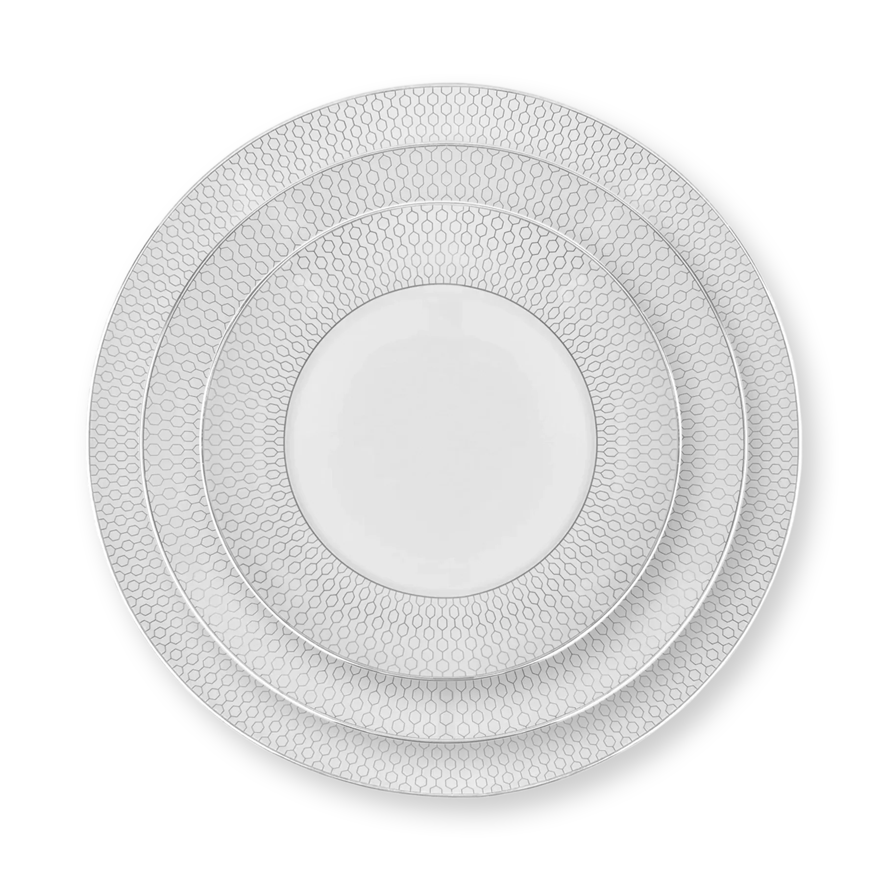 Platos de porcelana de la colección Gio Platinum de Wedgwood, mostrando el diseño de panal en relieve y el borde de platino.