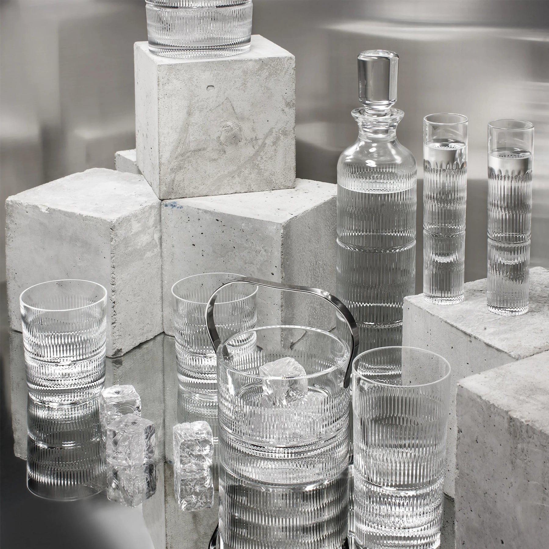 Set de vasos Vendome de Vista Alegre (agua, whisky, D.O.F.) en cristal tallado sobre una mesa formal.