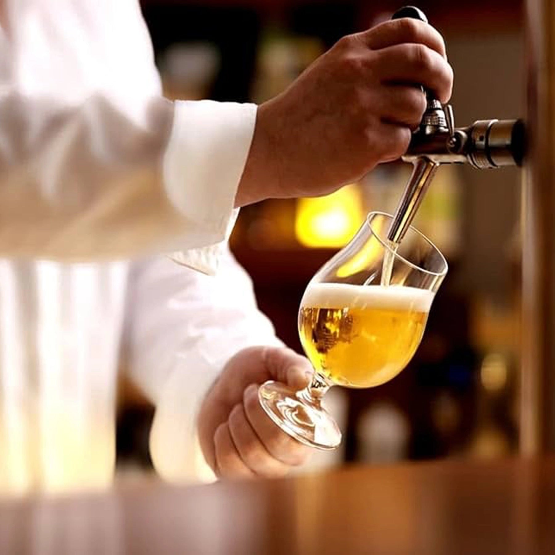 Primer plano de una copa de la colección Bierpokal con cerveza, destacando la espuma y el color de la bebida.