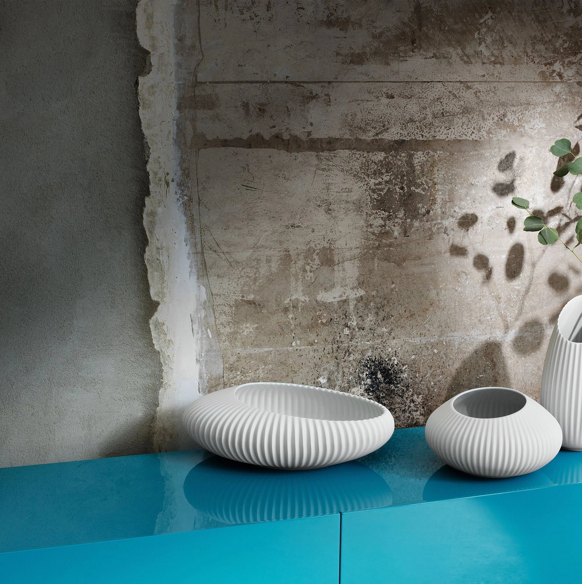 Colección de centros de mesa Shell en diferentes estilos, sobre un aparador.