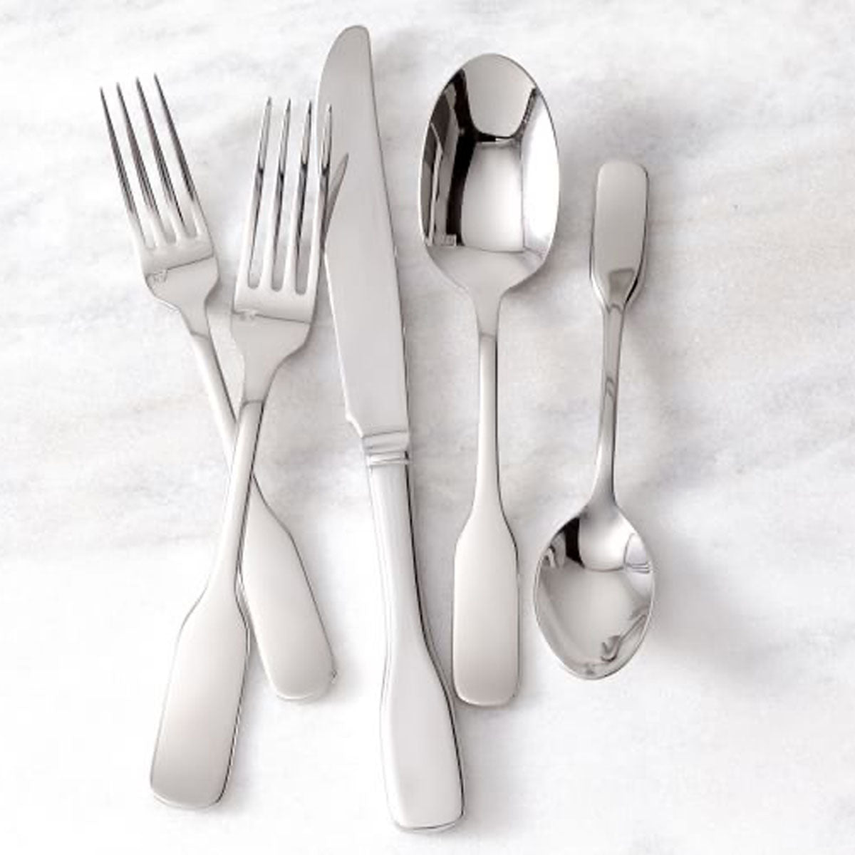 Set de cubiertos clásicos de acero inoxidable con un diseño de filigrana en el mango.