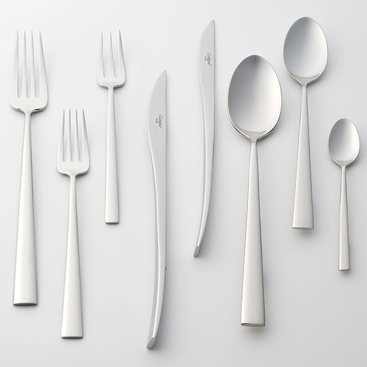 Set de cubiertos contemporáneos con un acabado mate y líneas rectas.