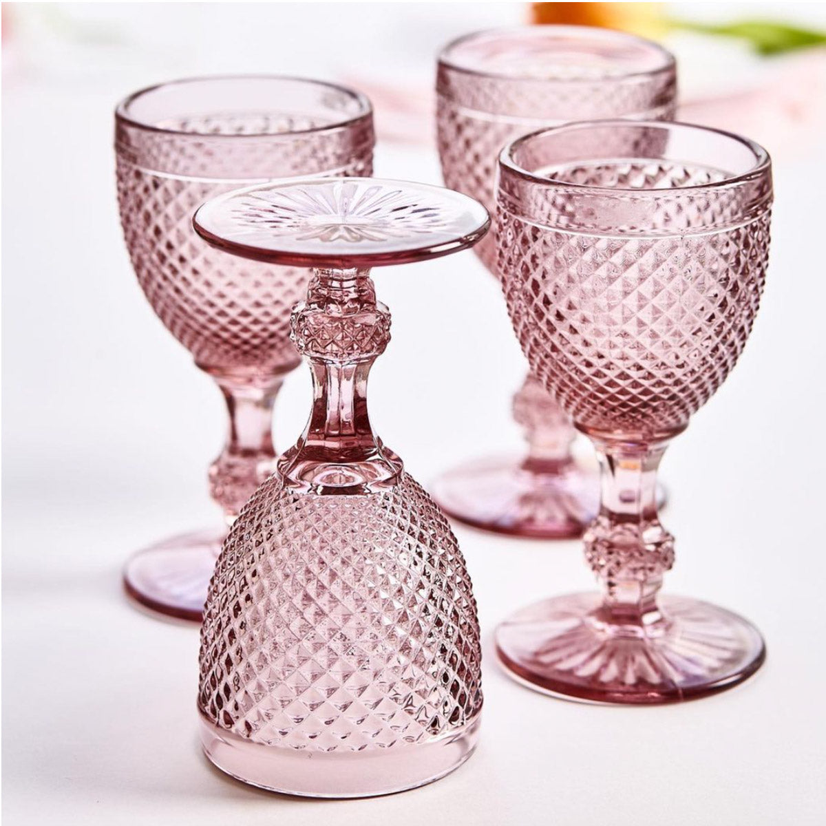 uego de copas de agua de cristal, apiladas para mostrar el diseño del tallo.