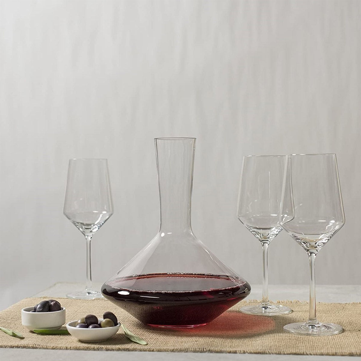 Decanter para vino de cristal elegante realzando el aroma.