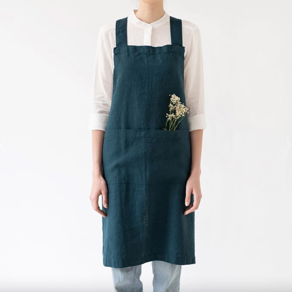 Detalle de costuras y tela del Delantal DEEP WATER, un accesorio elegante y funcional para la cocina.