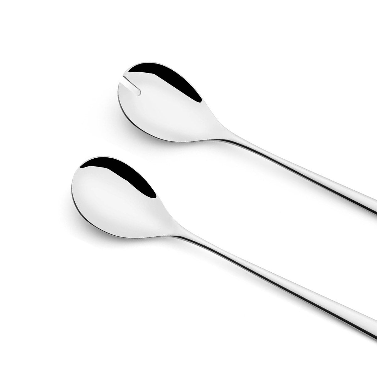 Set de utensilios para ensalada en acero inoxidable sobre una mesa blanca.