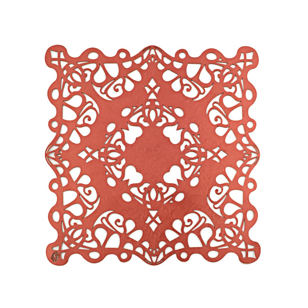 Primer plano de un individual de mesa con un diseño sutil, parte de una promoción de lencería de mesa.