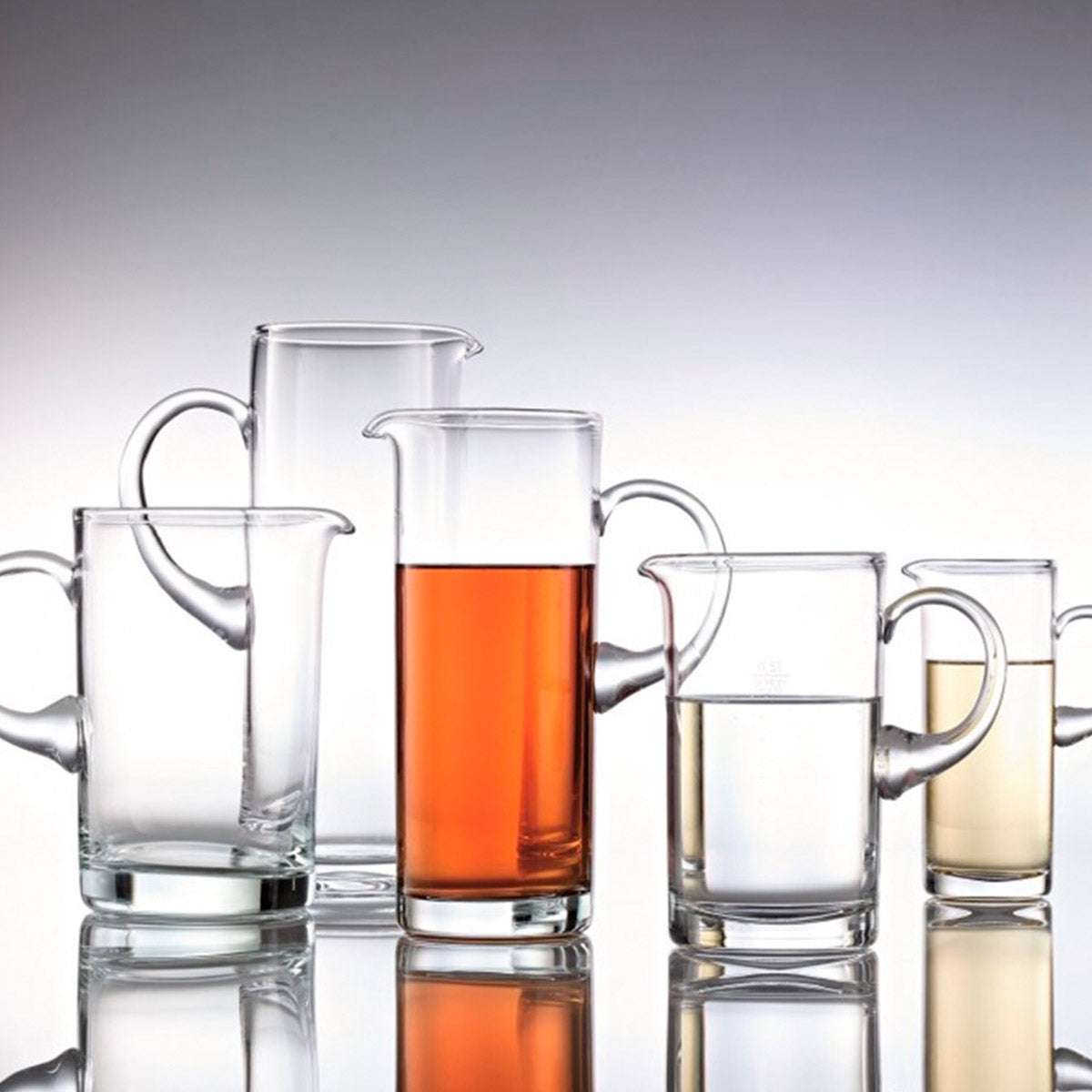 Juego de jarras en cristal, mostrando la variedad de estilos y formas.