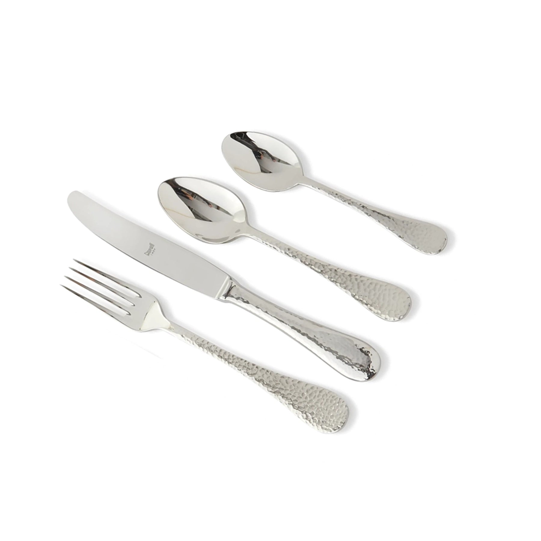 Set de cubiertos Epoque de Mepra en acabado Oro, mostrando la textura martillada del mango.