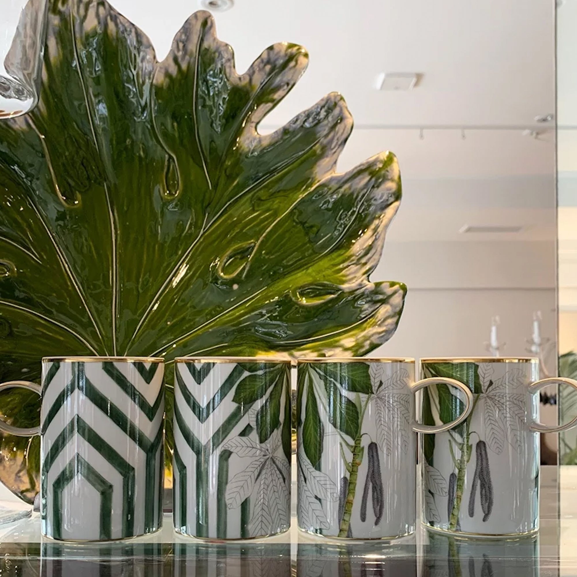 Conjunto de tazas mugs de porcelana con el diseño Amazonia, sobre una mesa.