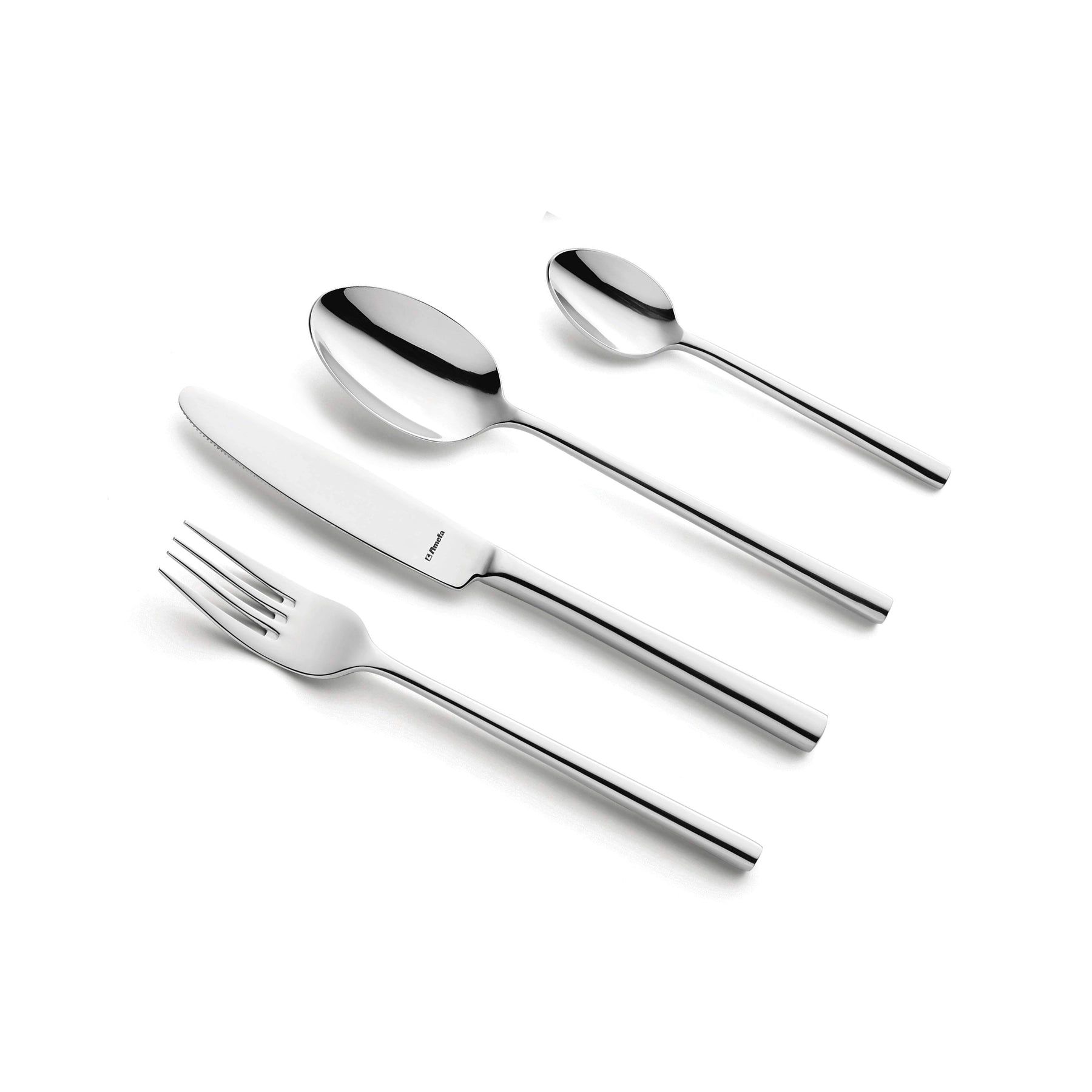 Set de cubiertos de la colección Colorado de Amefa en una mesa, mostrando el acabado cepillado.