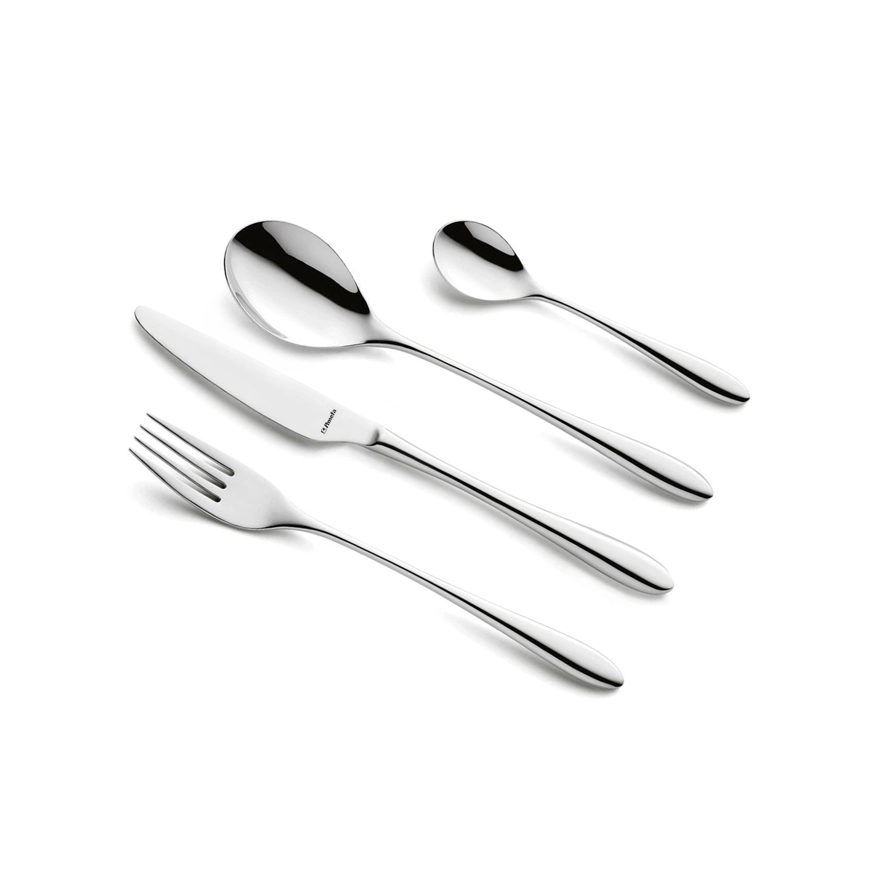 Set de cubiertos de la colección Cuba de Amefa en una mesa, mostrando las líneas rectas y el diseño minimalista.