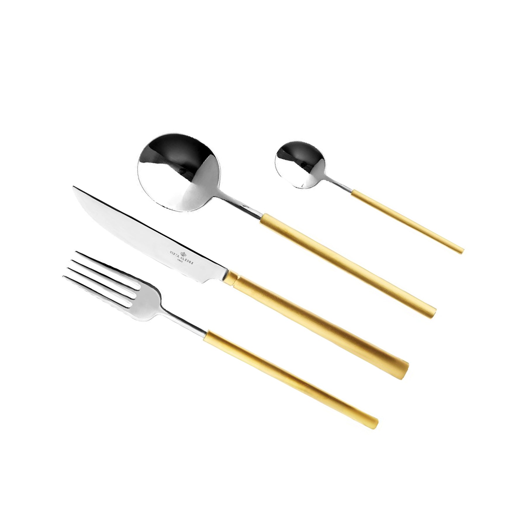 Set de cubiertos Domo Matt Gold de Vista Alegre sobre una mesa elegante, destacando el acabado en oro satinado.