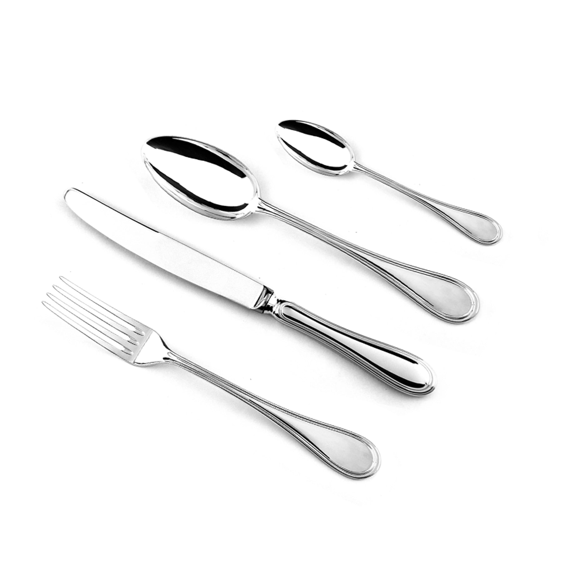 Set de cubiertos de plata Giorgio de Greggio, mostrando el diseño robusto y el brillo del metal.