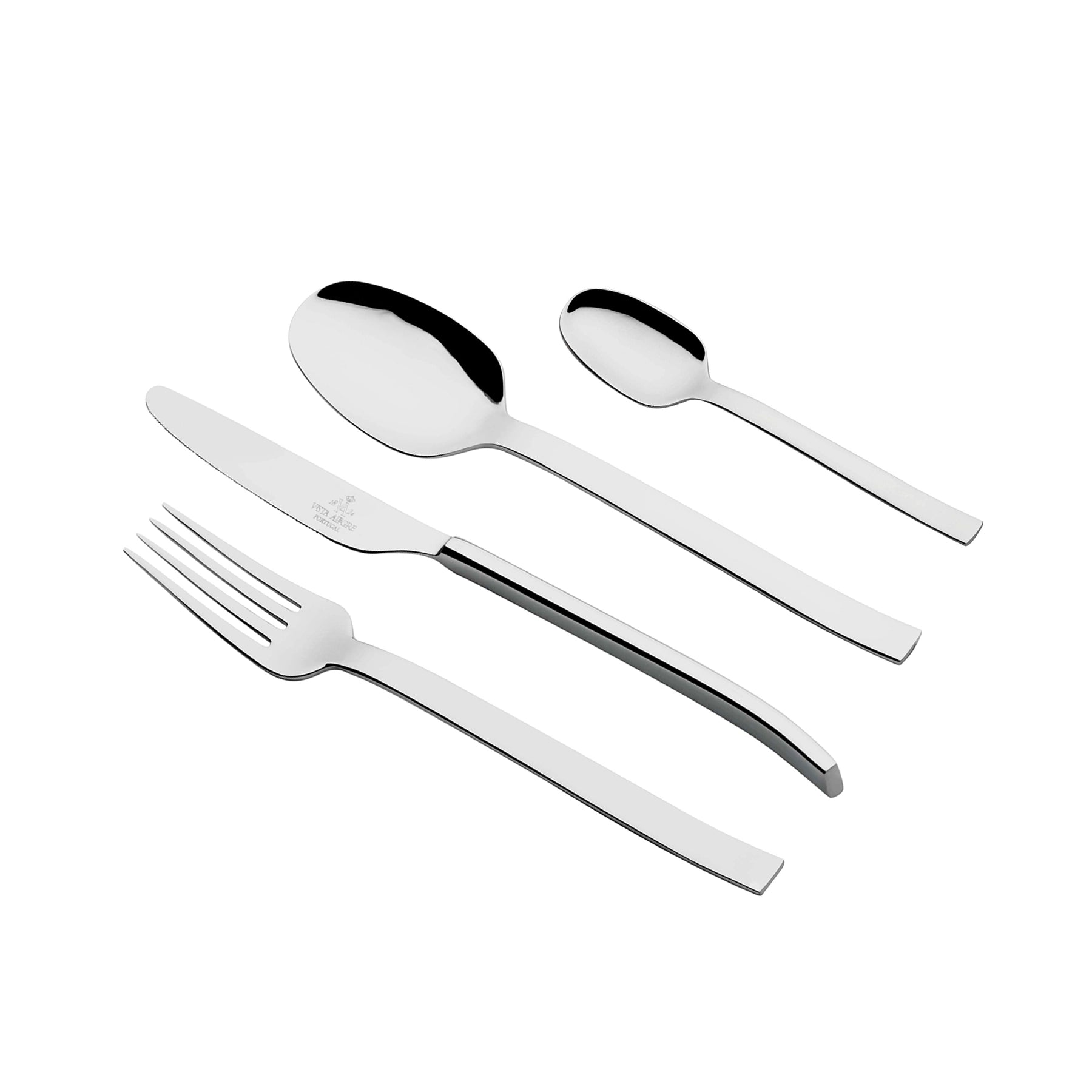 Set de cubiertos de la colección Plazza de Vista Alegre en una mesa, mostrando las líneas estilizadas y el diseño minimalista.