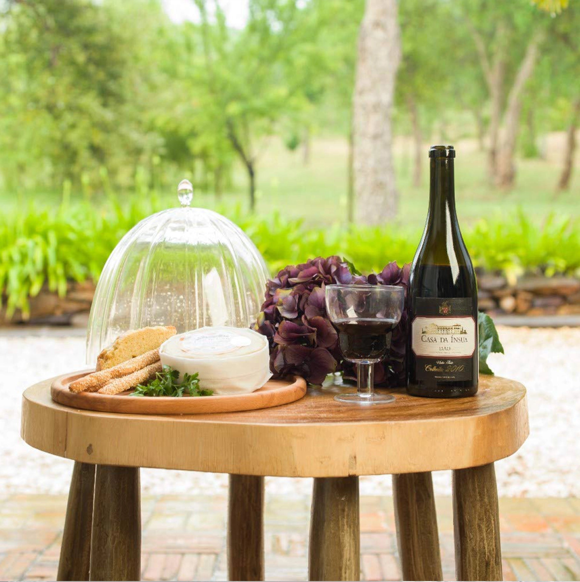 Tabla de quesos de madera de Casa Alegre, mostrando su diseño detallado y único.