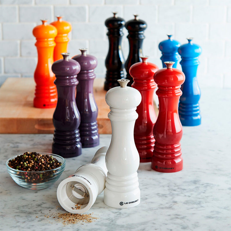 olino de pimienta de la marca Lecreuset, con un acabado elegante.