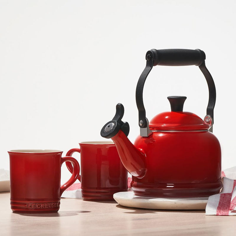 Variedad de teteras y cafeteras especializadas en una exhibición de tienda.