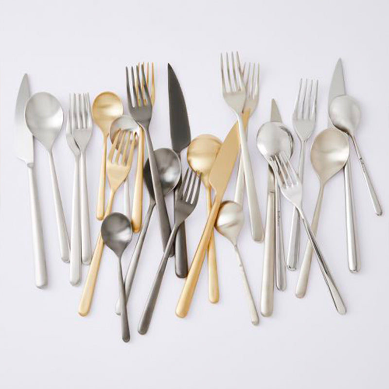 Conjunto de cubiertos de diseño minimalista con acabado mate, uno al lado del otro.