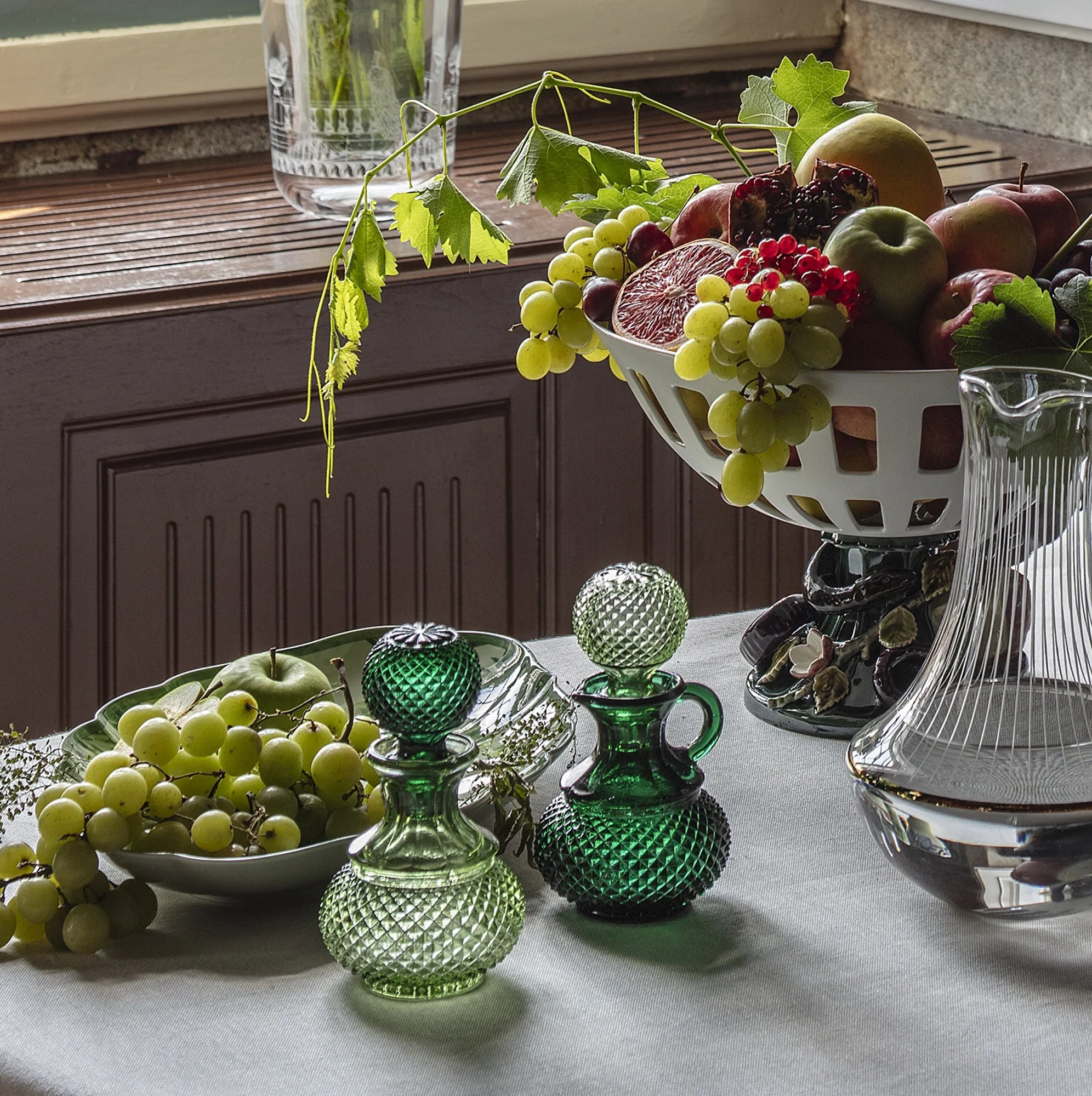 Primer plano de unas botellas de cristal para vinagre y aceite de oliva, mostrando la claridad del líquido.