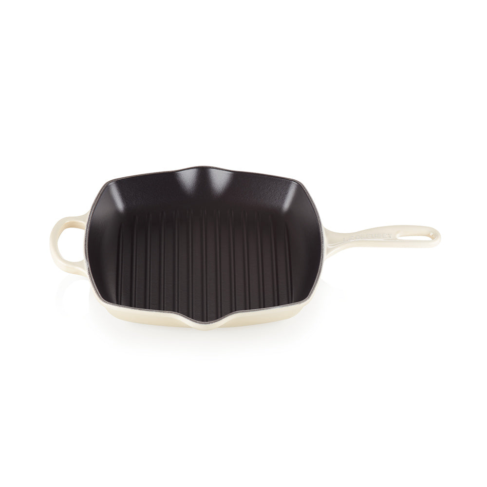 Detalle de los picos vertedores y el asa de la sartén grill Le Creuset, destacando la calidad de su esmalte exterior.
