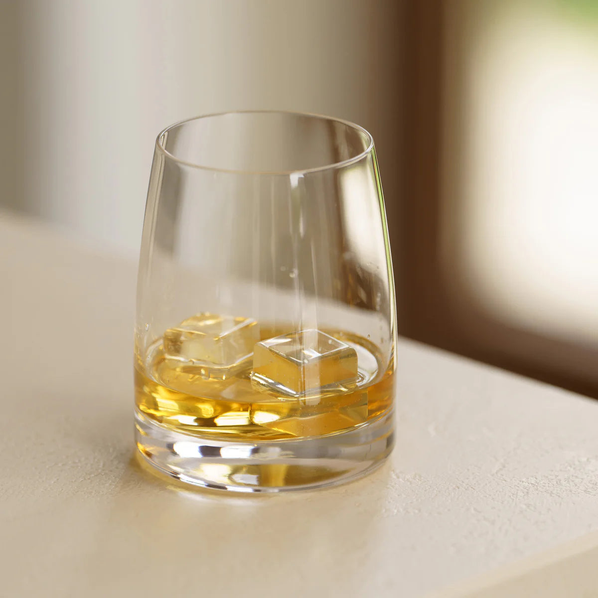 Detalle de la base sólida y el acabado brillante del vaso de whisky Experience, ilustrando su robustez y calidad de fabricación alemana.