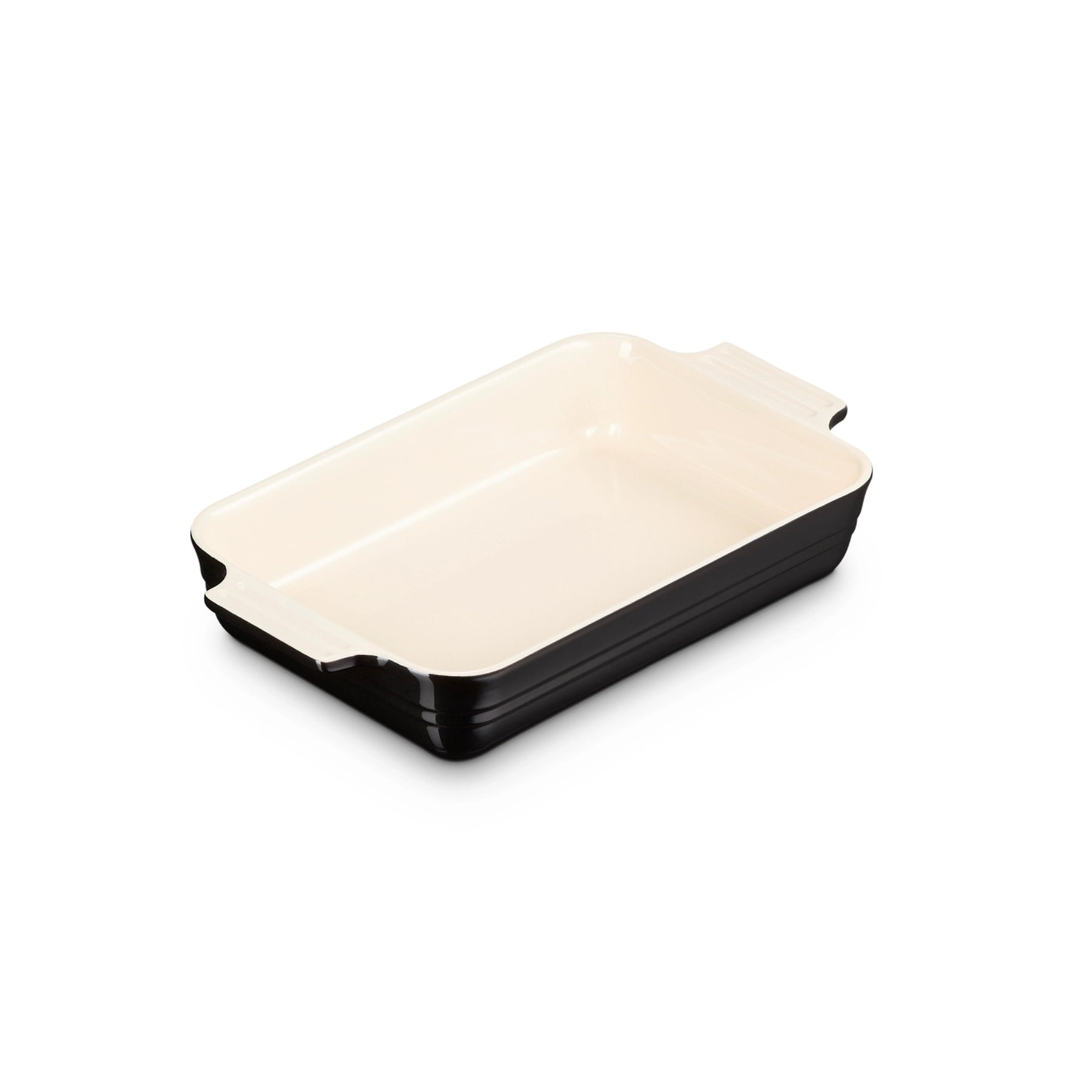 La bandeja rectangular negra de cerámica Le Creuset mostrando su superficie interior.