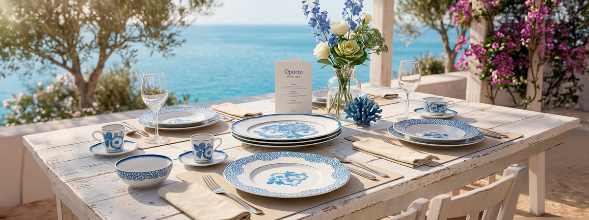 Mesa de terraza mediterránea servida con vajilla de porcelana Vista Alegre colección Coralina en tonos azul y blanco