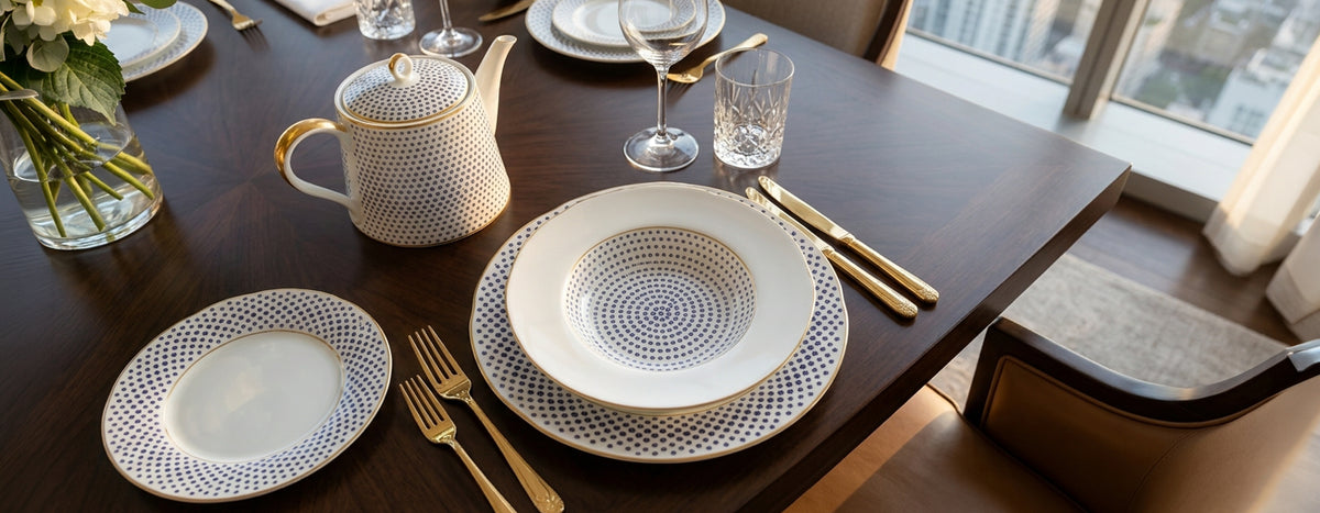 Montaje de mesa formal de gala para una cena servido con la vajilla Constellation D’Or de Vista Alegre en Oporto Mesa y Cocina.
