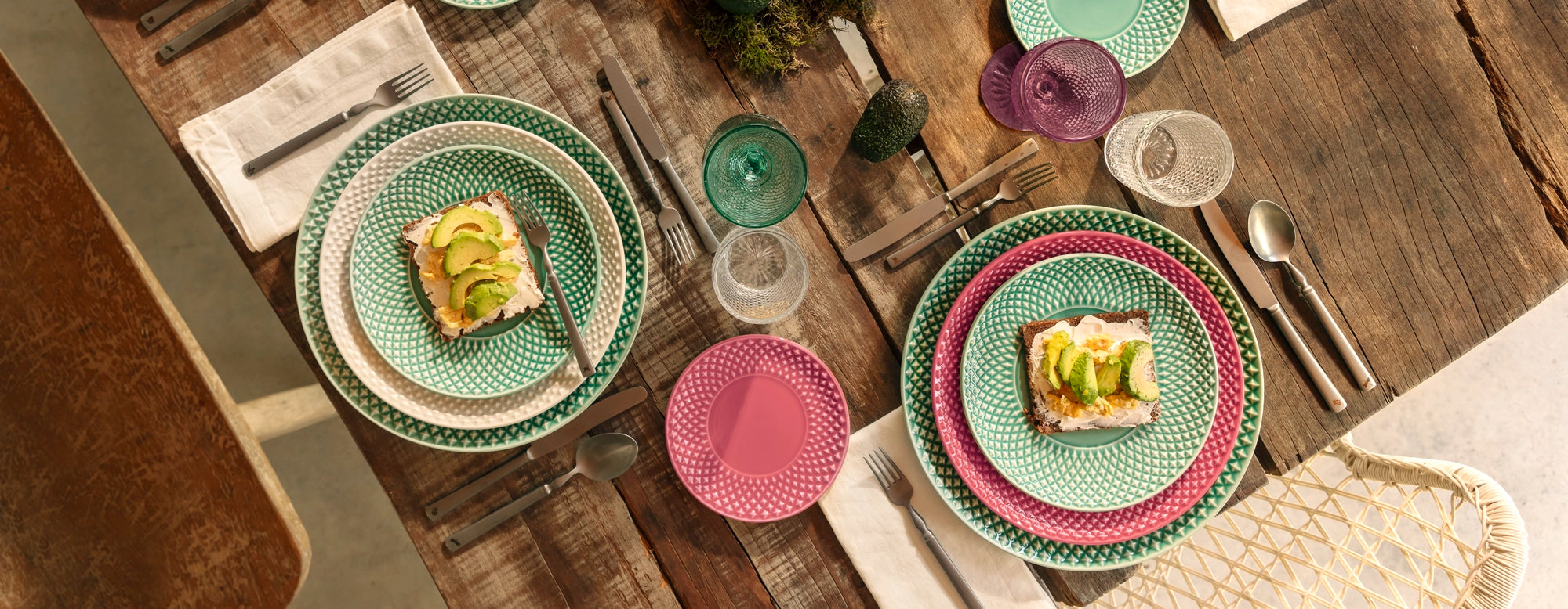 Composición de mesa con platos de gres Bicos Rosa, Verde y Blanco, estilo moderno y texturizado.