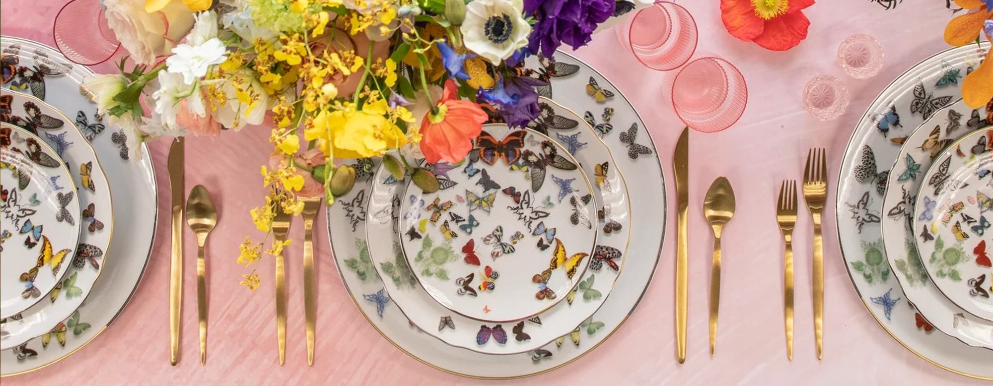 Piezas de la colección de vajilla Butterfly Parade combinadas de Christian Lacroix.