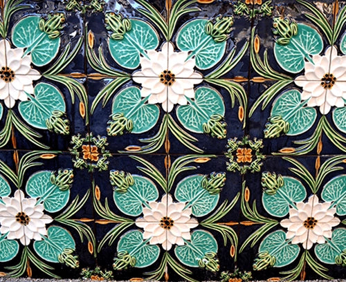 ieza decorativa de cerámica Bordallo Pinheiro, pintada a mano.