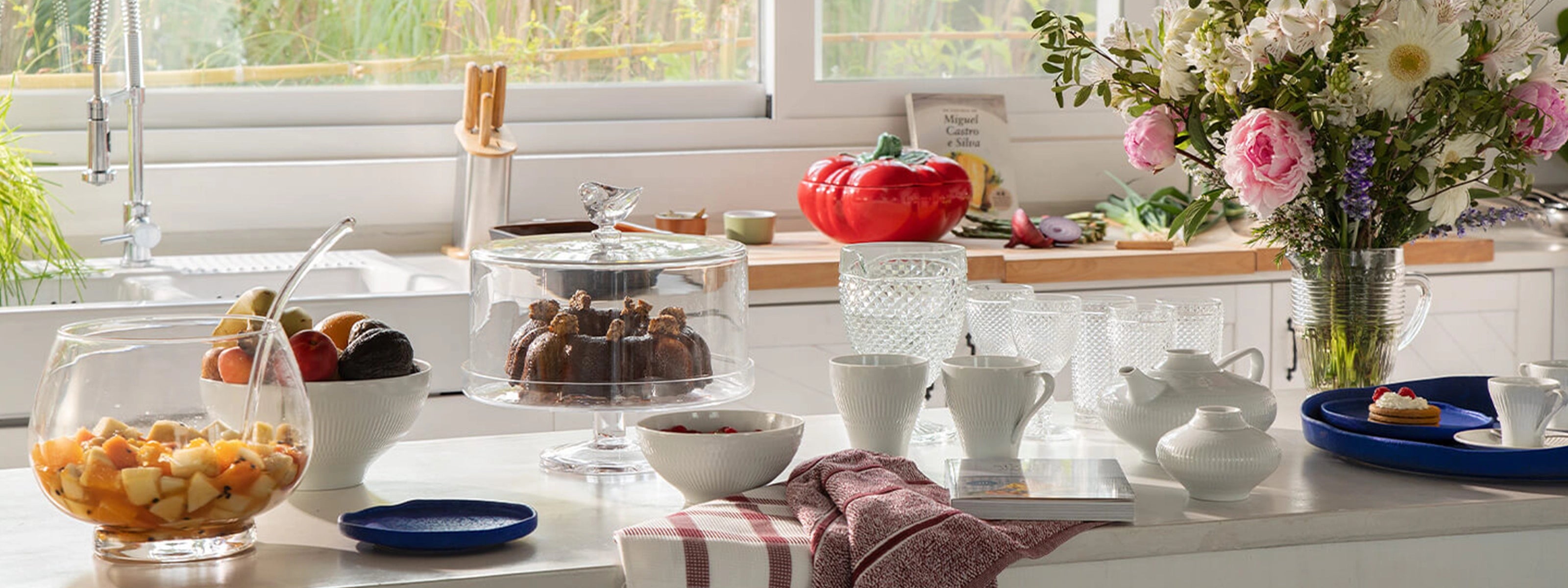 Juego de vajilla Casa Alegre de porcelana fina con cristaleria bicos.