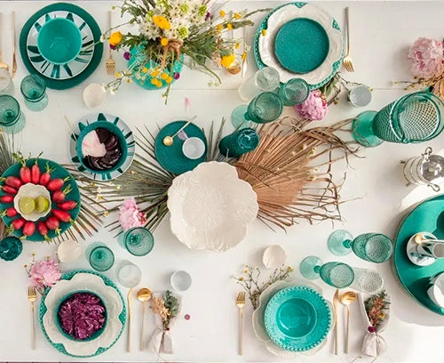 Platillos Casa Alegre de cerámica con copas bicos a juego en un desayuno elegante.