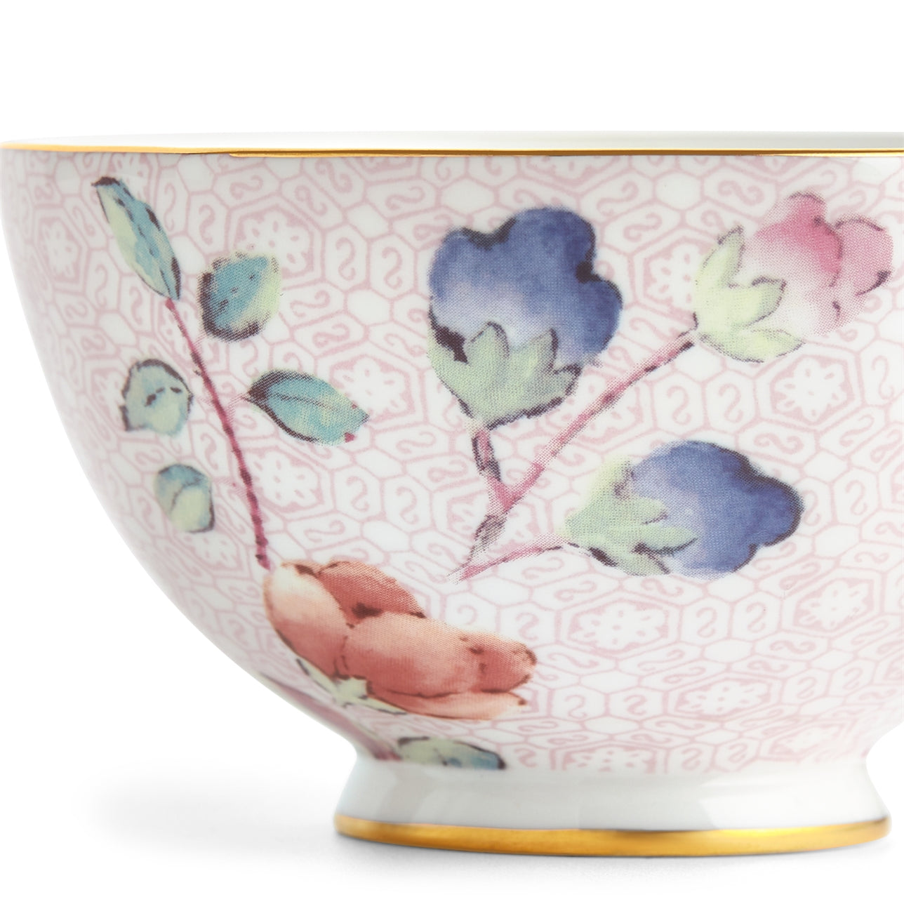 Primer plano del plato y taza de té Cuckoo Pink con diseño floral.