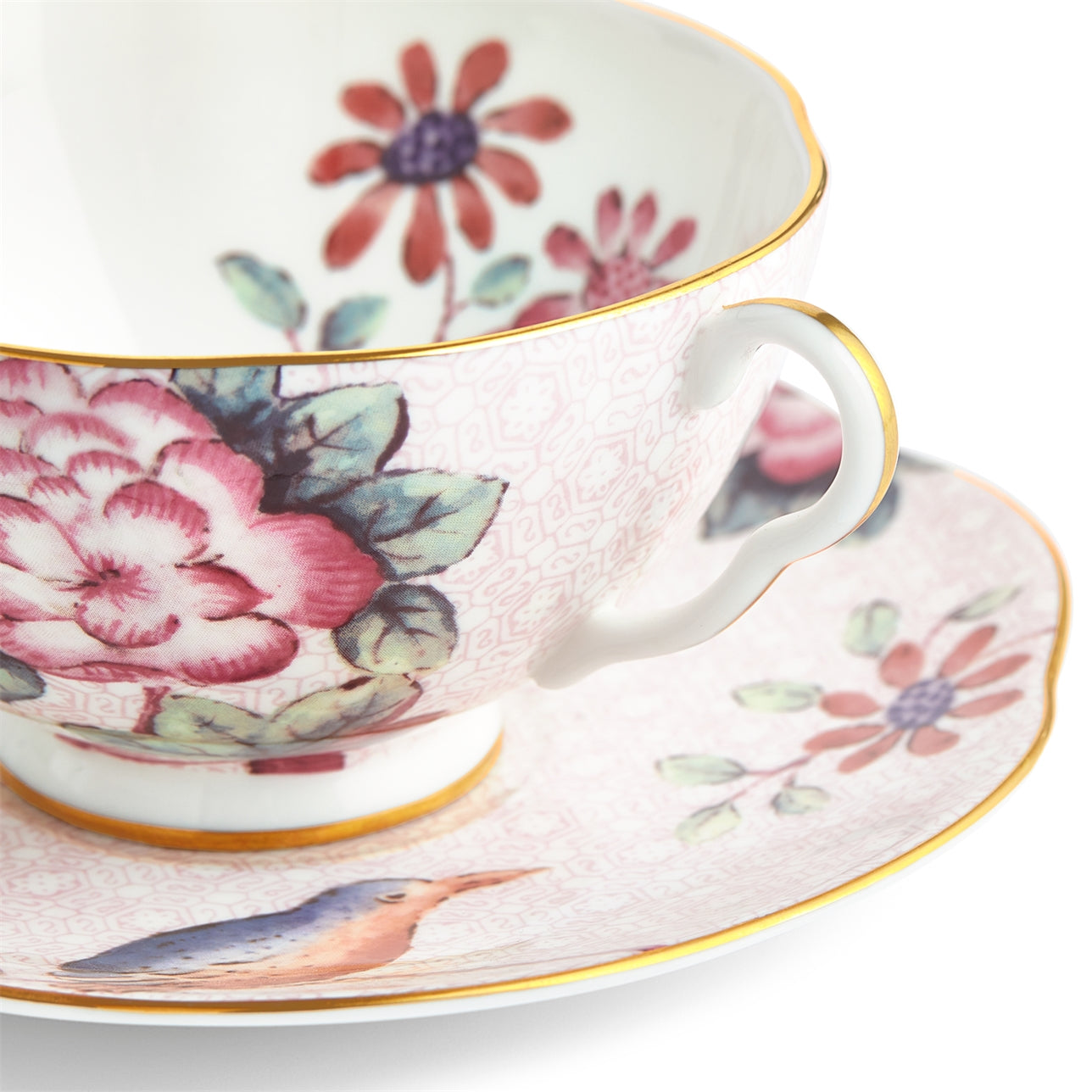 Primer plano del plato y taza de té Cuckoo Pink con diseño floral.