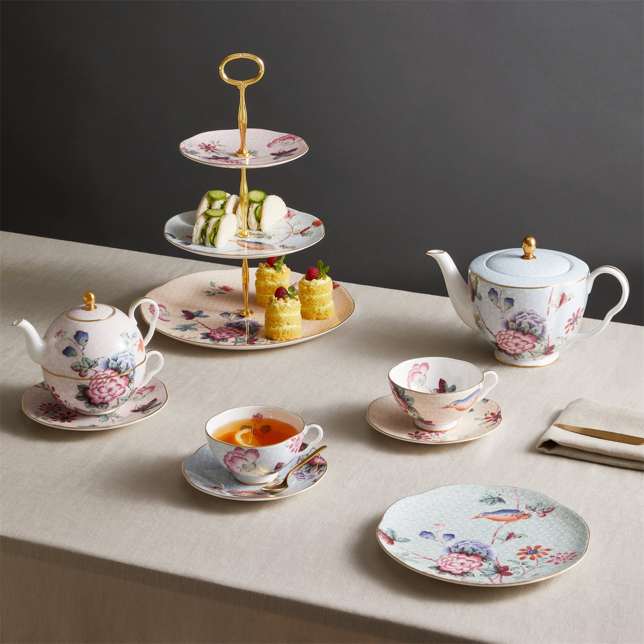 Plato y taza de té azul Cuckoo de porcelana fina con detalles en oro.