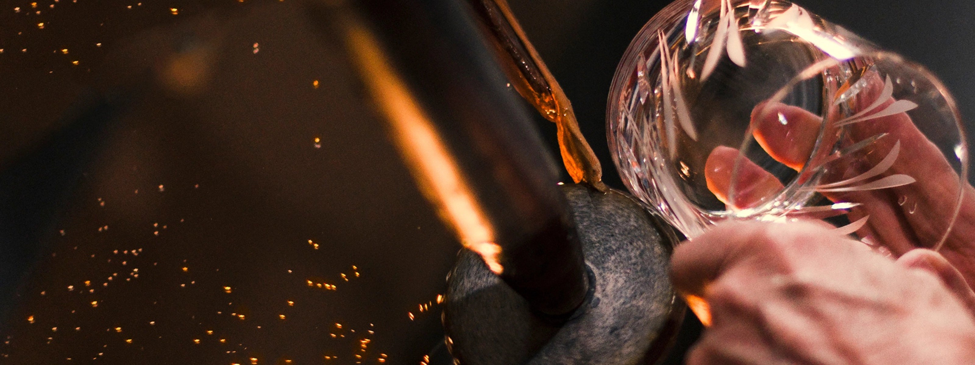 Un maestro soplador de vidrio trabajando en una pieza de cristalería Eisch en su taller alemán.