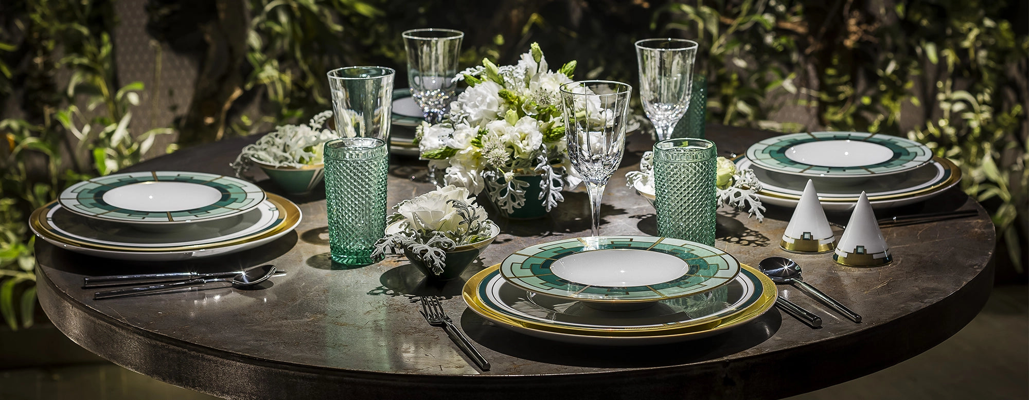 Composición completa de mesa con la vajilla Emerald de Vista Alegre, estilo Art Déco de lujo.