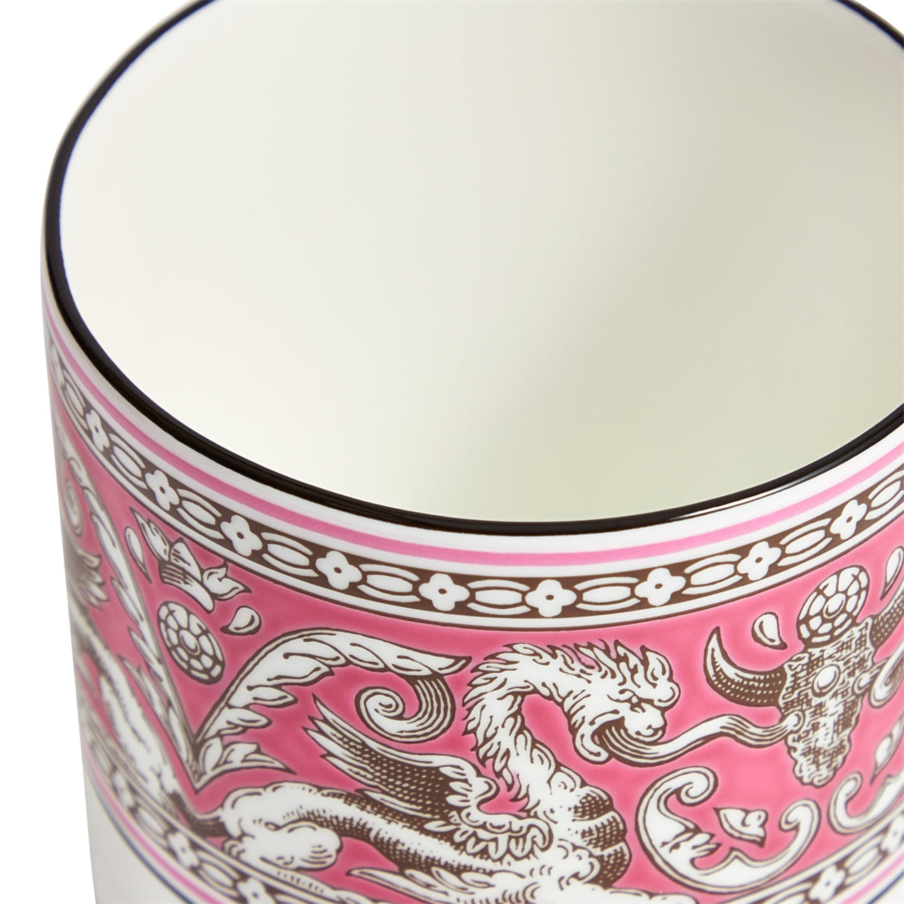Detalle del diseño florentino fucsia en la taza de café.