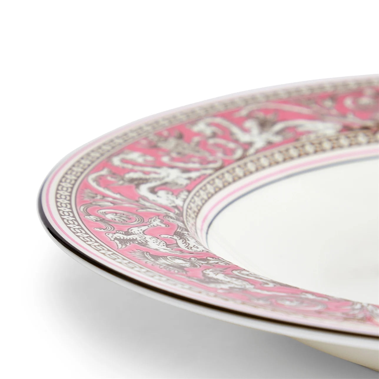 Detalle del diseño Florentine Fuchsia en plato hondo de porcelana inglesa.