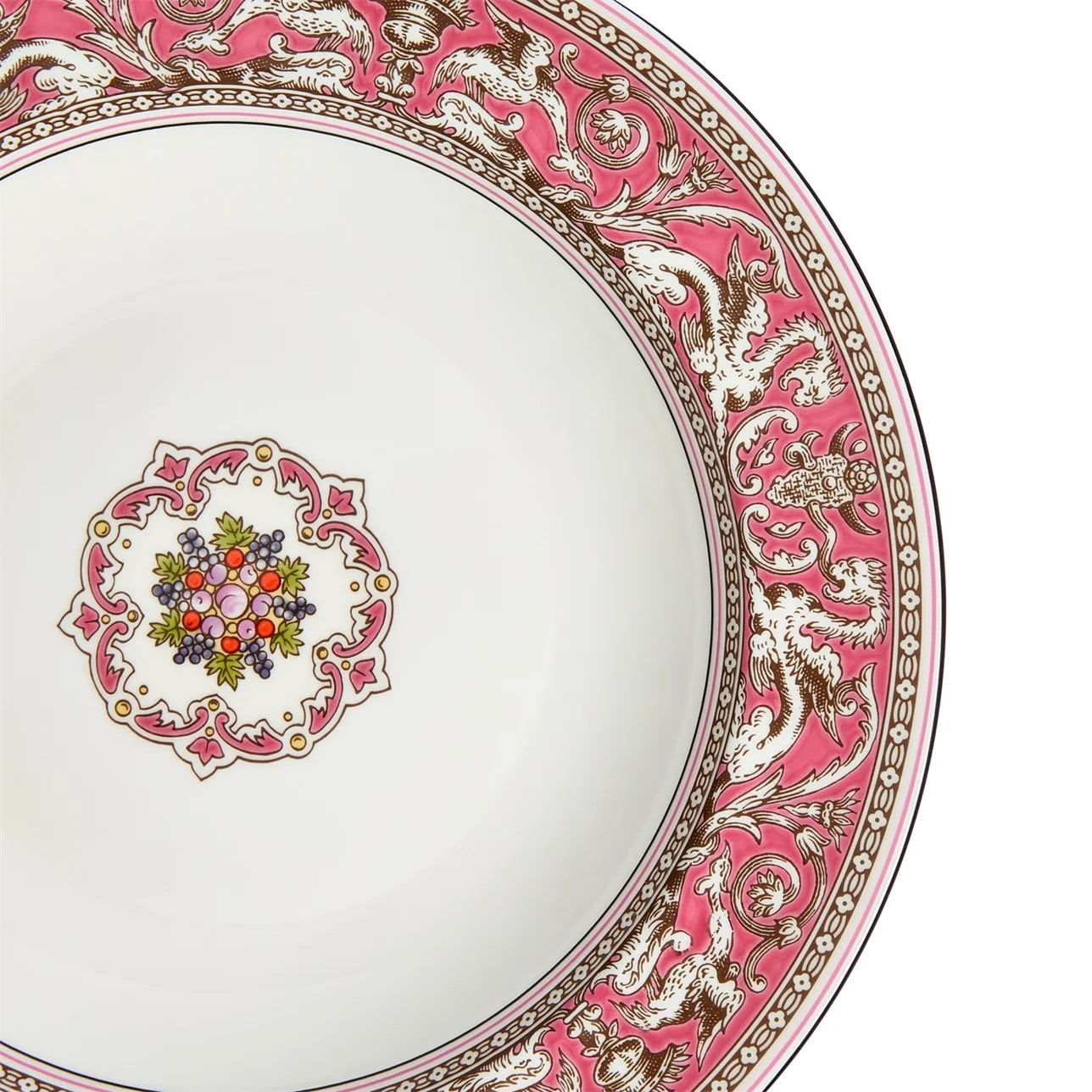 Detalle del diseño Florentine Fuchsia en plato hondo de porcelana inglesa.