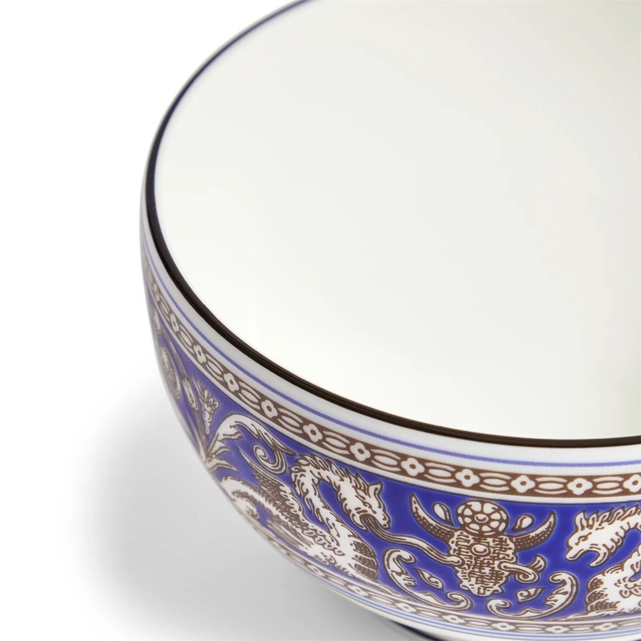 Detalle del patrón Florentine Marine en tazón de porcelana.